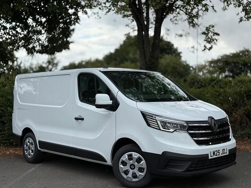 Solid glacier white New 2025 Renault Trafic MPV | £19,990 (Super price) - Image 1/1