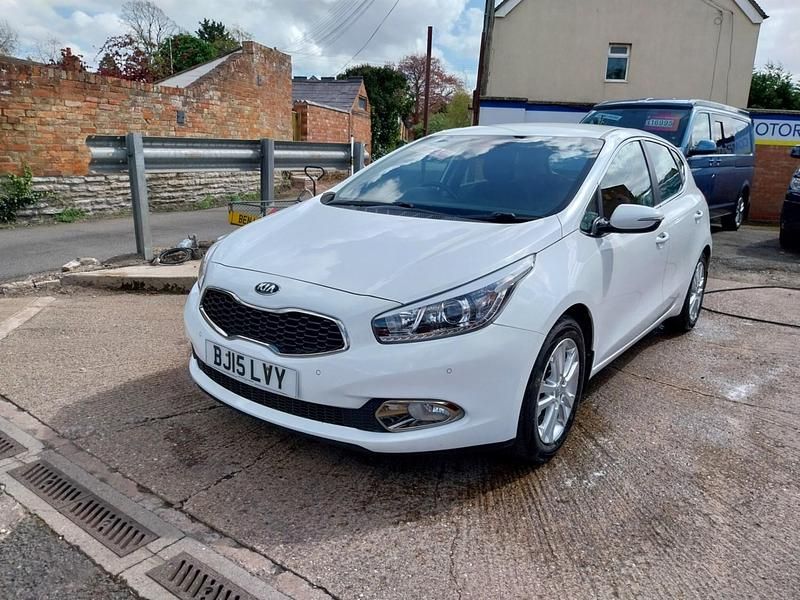 Used Kia Ceed 2015 White Hatchback