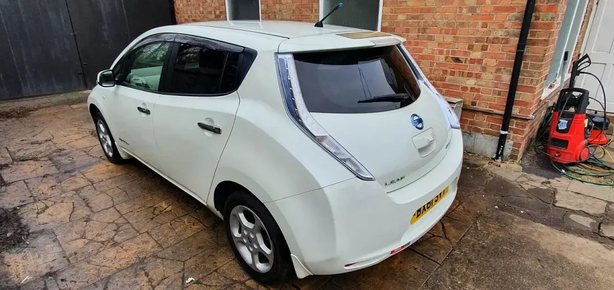 Used Nissan Leaf 80 kW (109 HP) 2011 White Hatchback