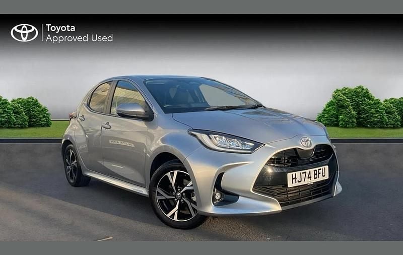 Used Toyota Yaris Hybrid Design 116 HP (85 kW) 2024 Silver Hatchback