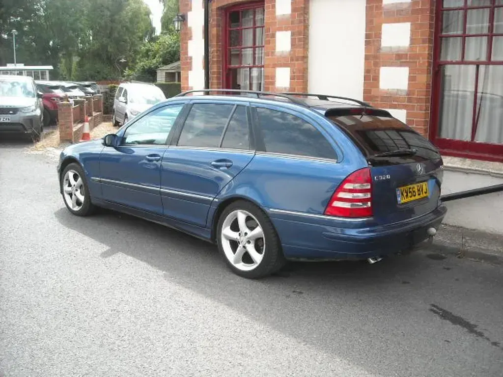 Used Mercedes C320 Avantgarde 221 HP (162 kW) 2007 Blue Estate
