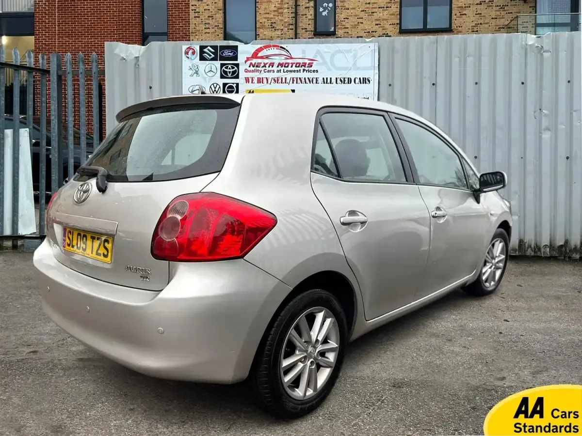 Używany Toyota Auris 124 KM (91 kW) 2009 Srebrny Hatchback