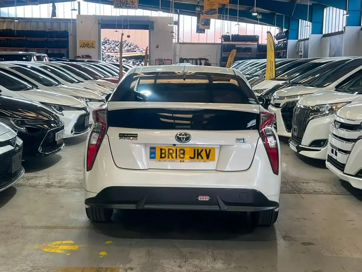 Used Toyota Prius 140 HP (102 kW) 2026 White Hatchback