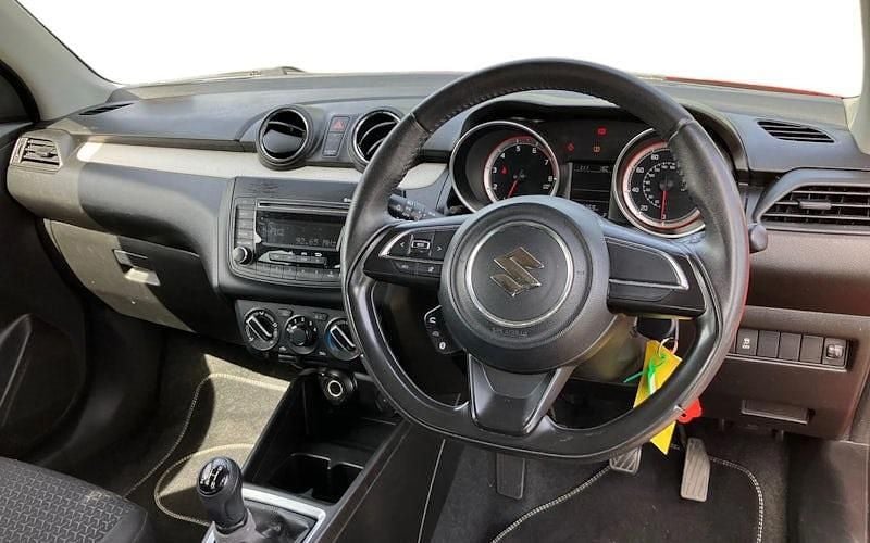 Usado Suzuki Swift SZ3 111 HP (81 kW) 2018 Vermelho Citadino