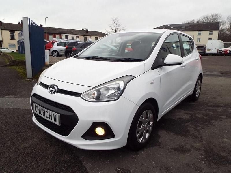 Used Hyundai i10 SE 66 HP (48 kW) 2016 White Hatchback