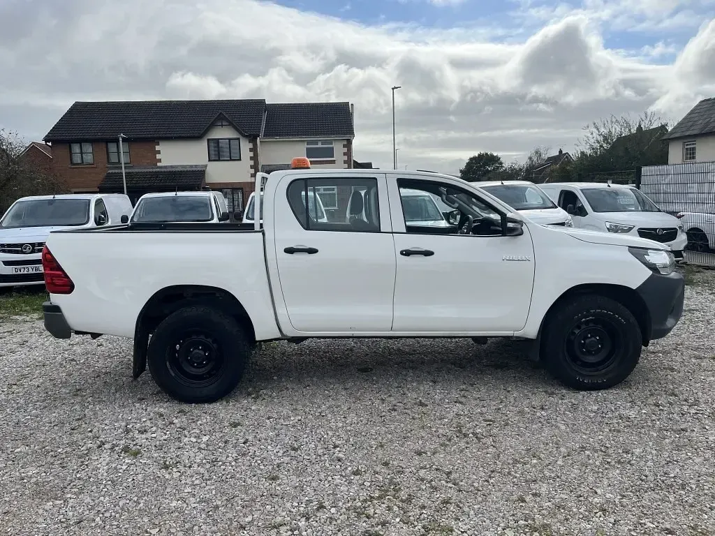Używany Toyota HiLux Active 150 KM (110 kW) 2020 Biały Pickup