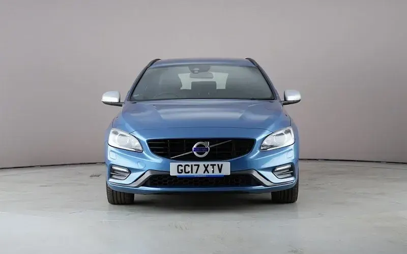 Used Volvo V60 R-Design 120 HP (88 kW) 2017 Blue Estate
