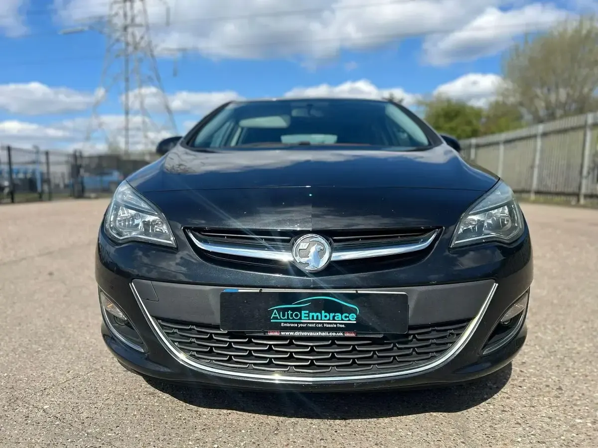 Used Vauxhall Astra SRi 115 HP (84 kW) 2015 Black Hatchback