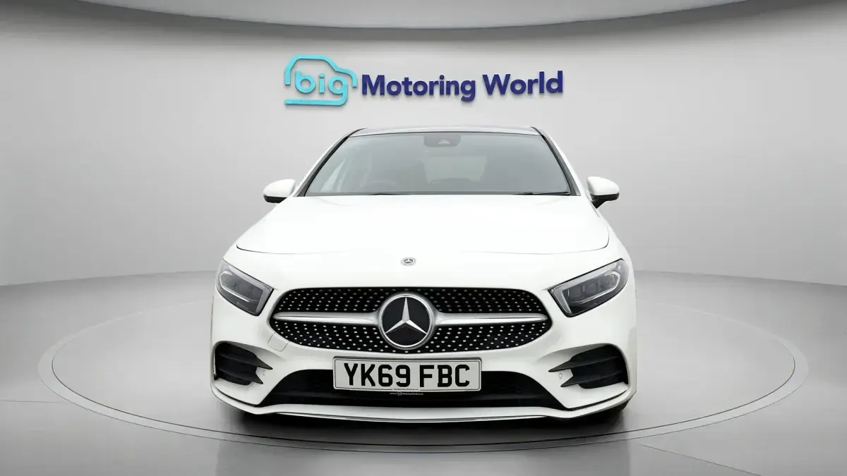 Begagnad Mercedes A250 AMG line 2019 Vit Halvkombi