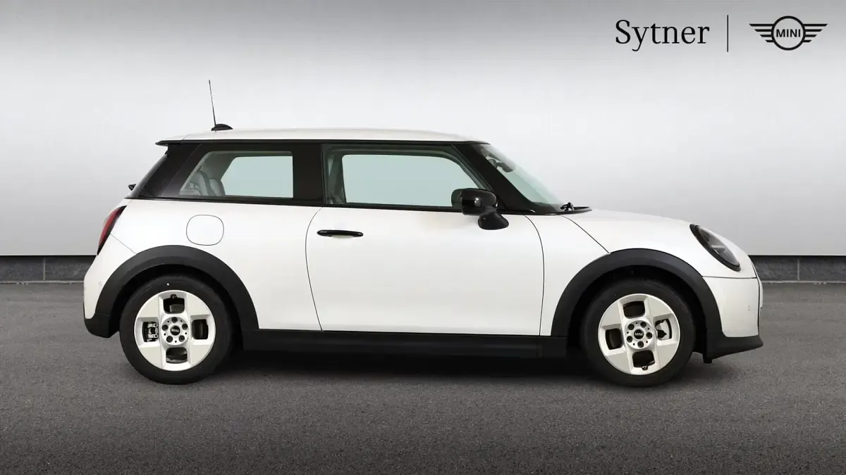 Used Mini Cooper Hatch 154 HP (113 kW) 2024 White Hatchback