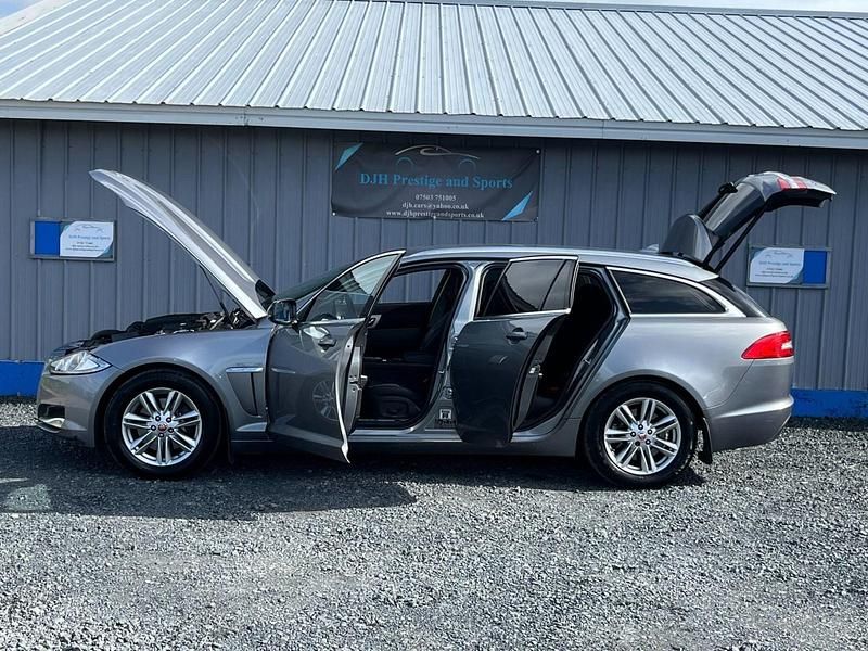 Used Jaguar XF Sportbrake Luxury 163 HP (119 kW) 2014 Grey Estate