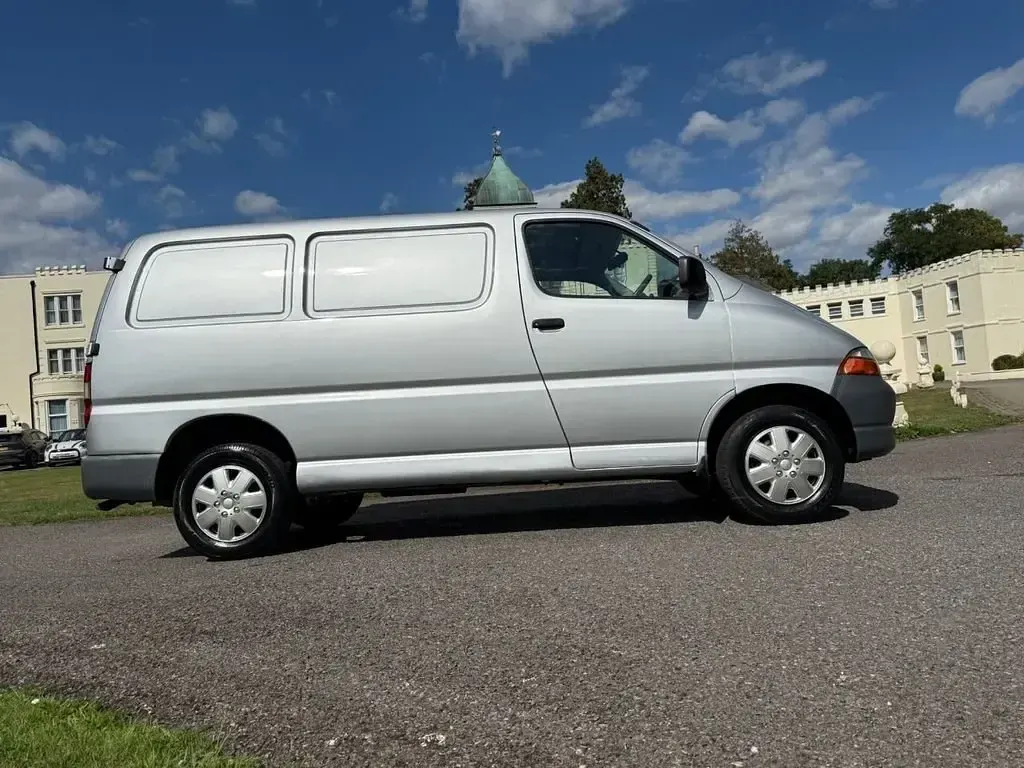 Usado Toyota HiAce 88 HP (64 kW) 2005 Prateado Van