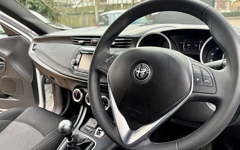 Used Alfa Romeo Giulietta 120 HP (88 kW) 2019 White Hatchback