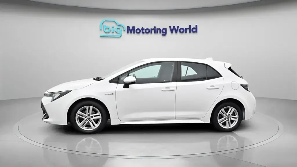 Used Toyota Corolla 122 HP (89 kW) 2022 White Hatchback