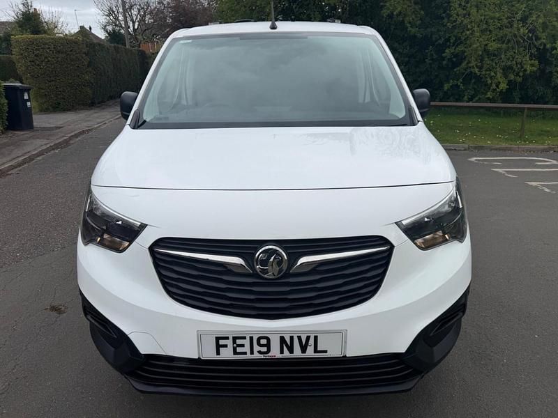 Second-hand Vauxhall Combo Edition 100 CP (73 kW) 2019 Alb Monovolum