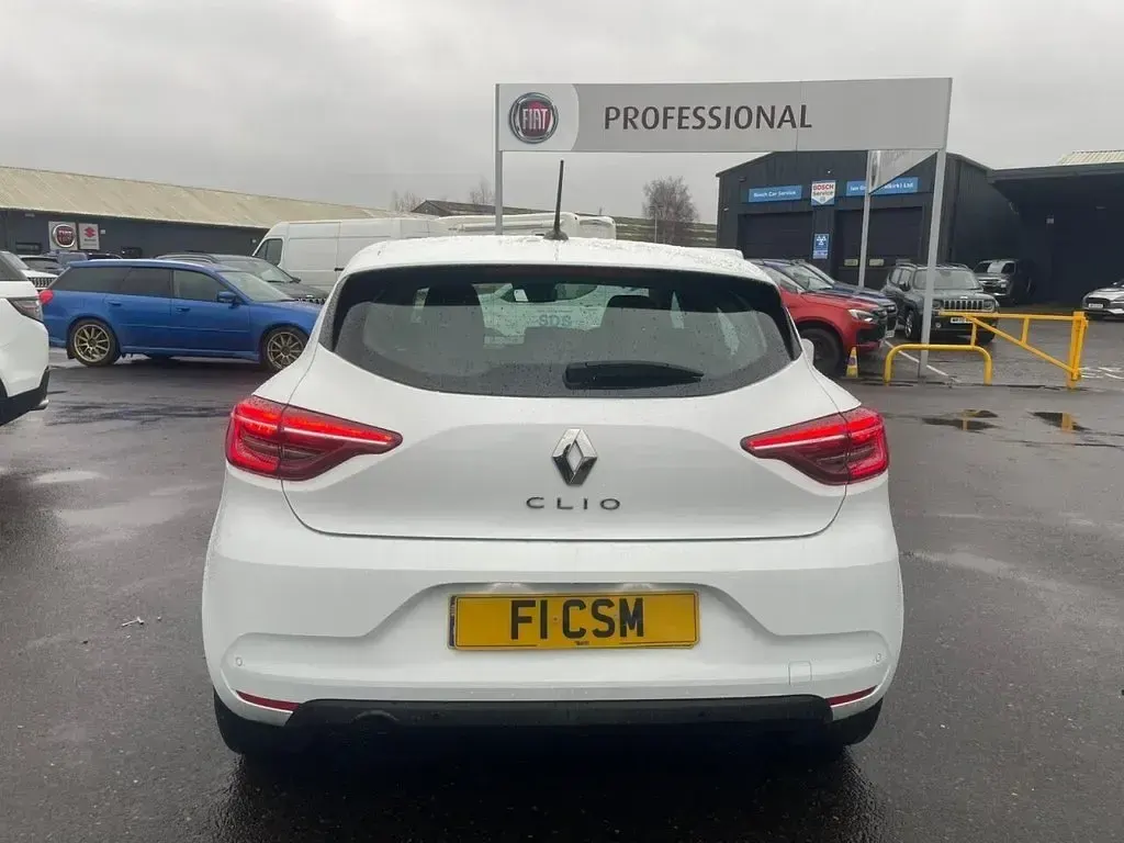 Used Renault Clio Iconic 90 HP (66 kW) 2022 White Hatchback