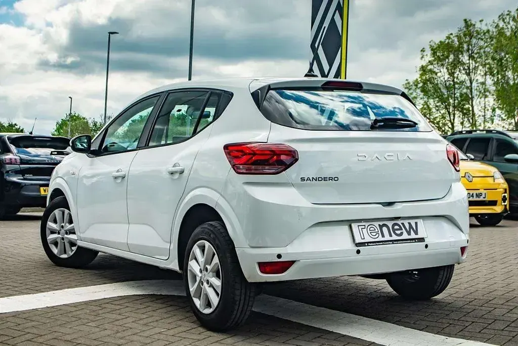 Usado Dacia Sandero Expression 90 CV (66 kW) 2023 Blanco Utilitario