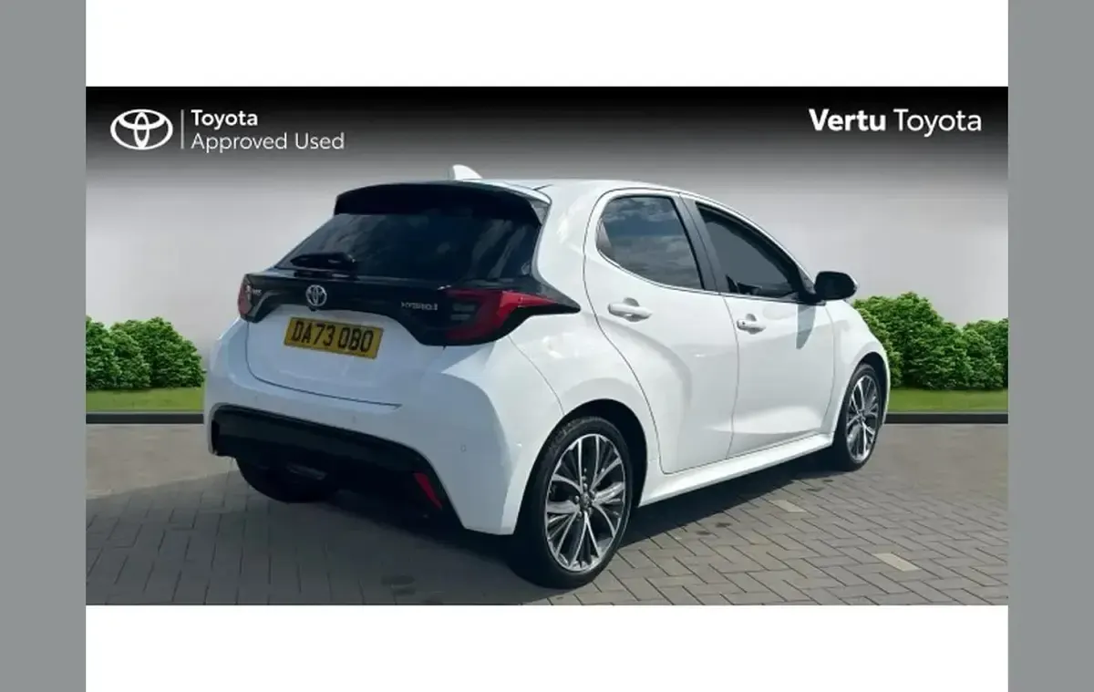 Used Toyota Yaris 116 HP (85 kW) 2023 White Hatchback
