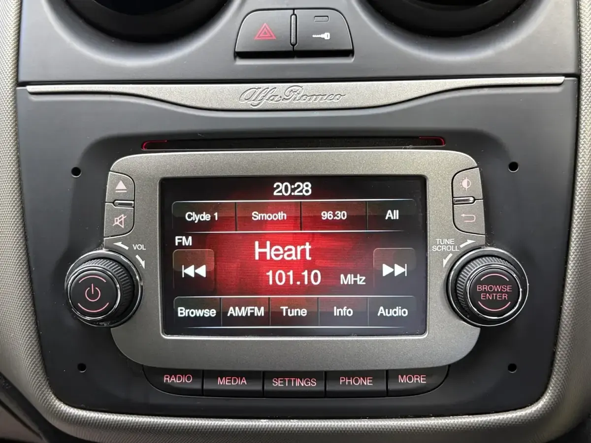 Used Alfa Romeo MiTo Distinctive 105 HP (77 kW) 2014 Red Hatchback