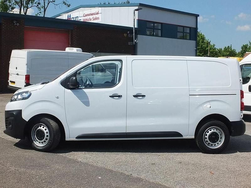 Used Citroën Dispatch 100 HP (73 kW) 2023 White MPV