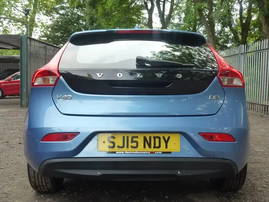Used Volvo V40 SE 115 HP (84 kW) 2015 Blue Hatchback