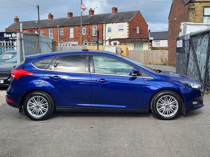 Used Ford Focus Zetec 120 HP (88 kW) 2017 Blue Hatchback