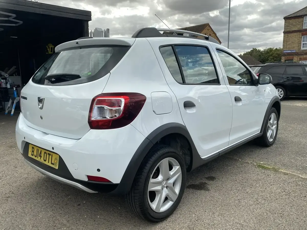 Used Dacia Sandero Lauréate 90 HP (66 kW) 2014 White Hatchback