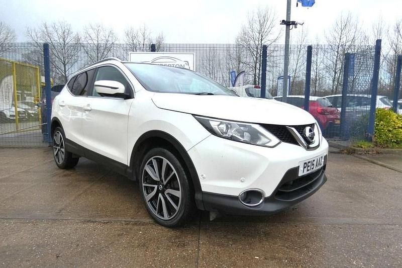 Used Nissan Qashqai Tekna 110 HP (80 kW) 2015 White SUV
