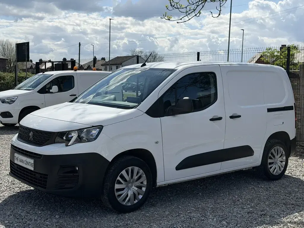 Begagnad Peugeot Partner Premium 131 HK (96 kW) 2021 Vit Minibuss