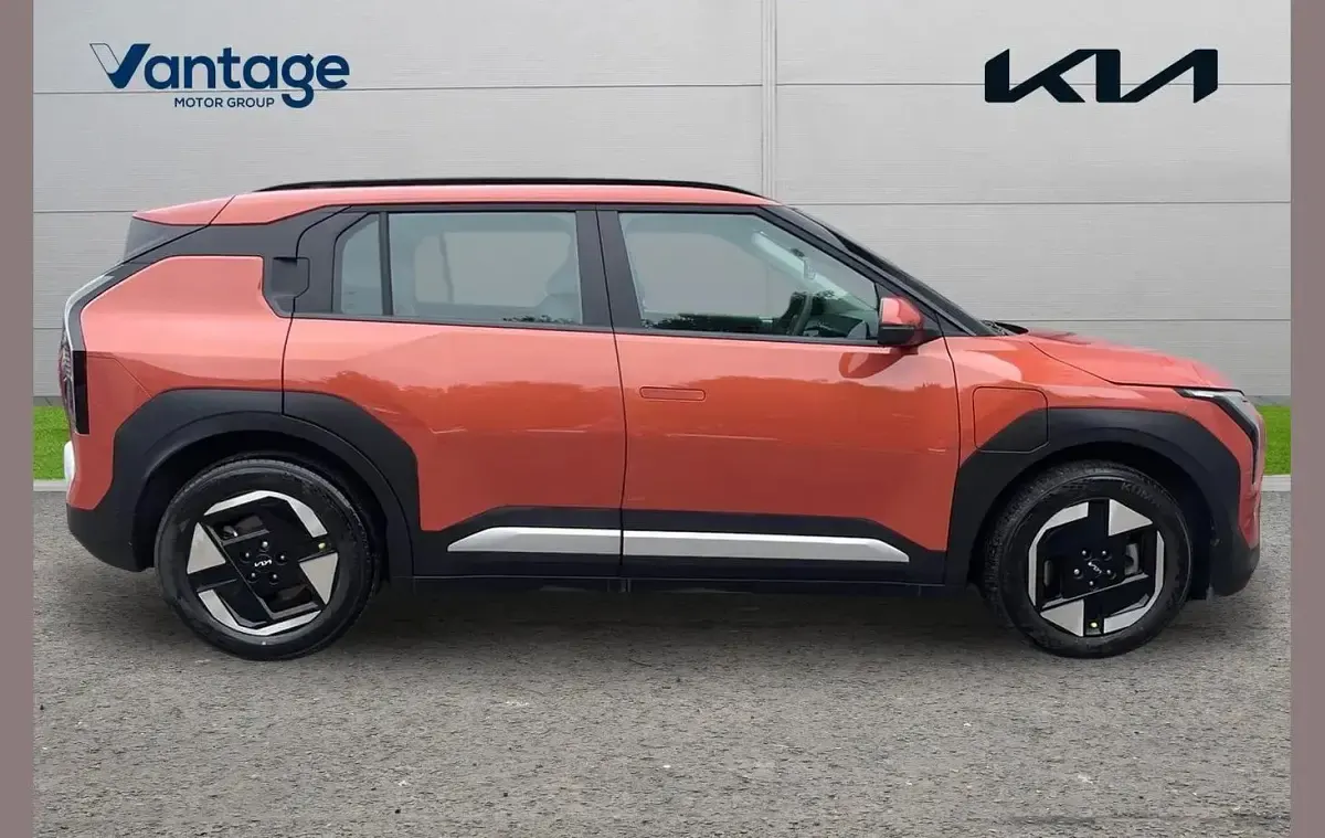 Used Kia EV3 Air 147 kW (201 HP) 2024 Orange SUV