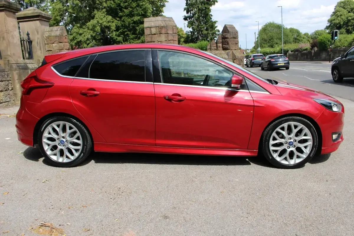 Used Ford Focus Zetec 125 HP (91 kW) 2015 Red Hatchback