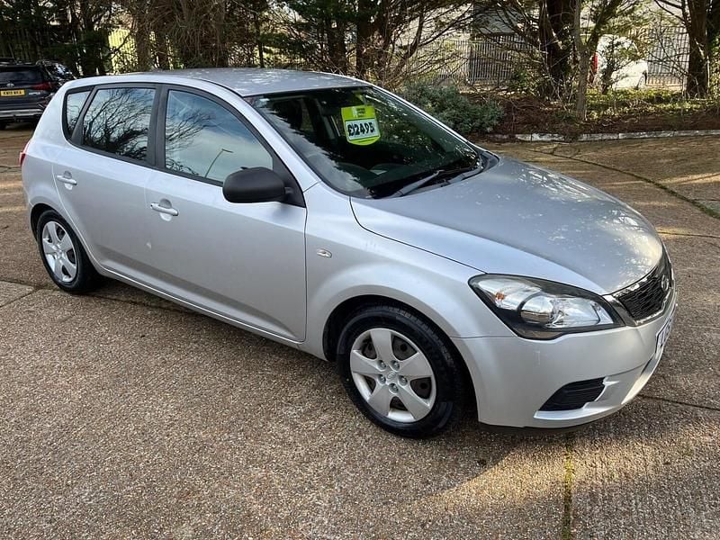 Silver Used 2011 Kia Ceed Hatchback | £2,495 (Good price) - Image 1/4