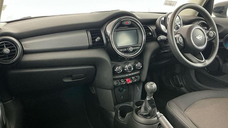 Used Mini Cooper Classic 134 HP (98 kW) 2020 White Hatchback