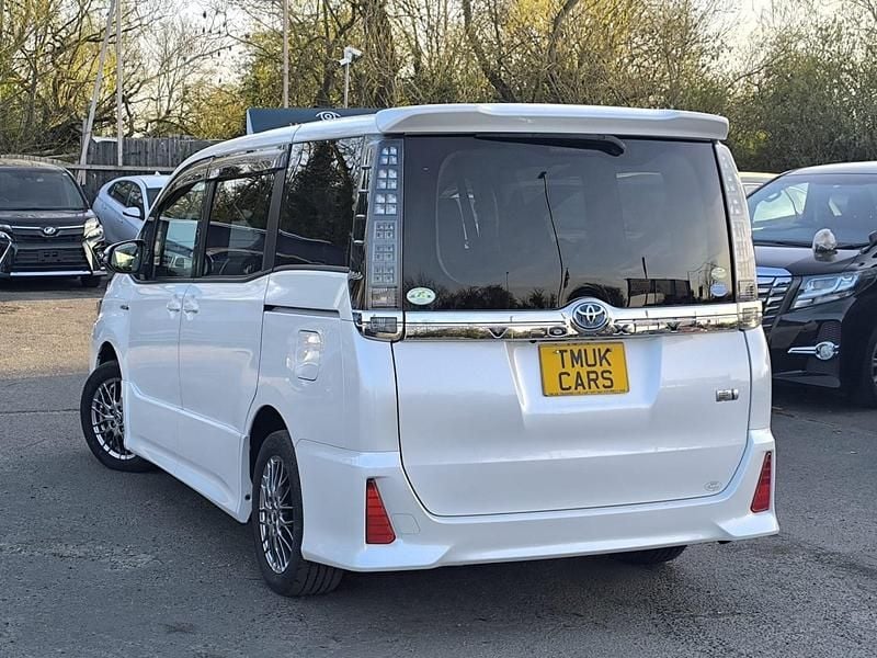 Used Toyota Voxy 2016 Pearl white MPV