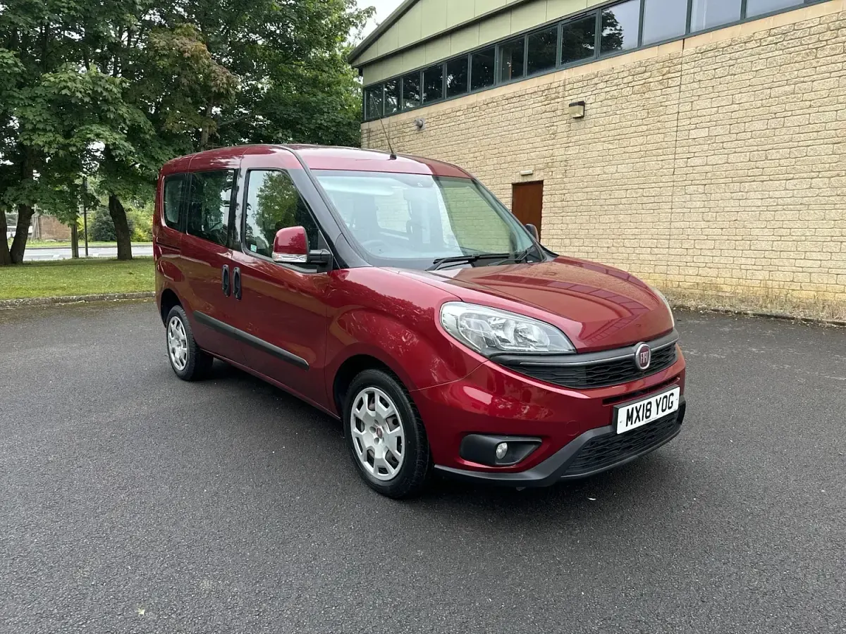 Used Fiat Doblò Easy 95 HP (69 kW) 2018 Red MPV