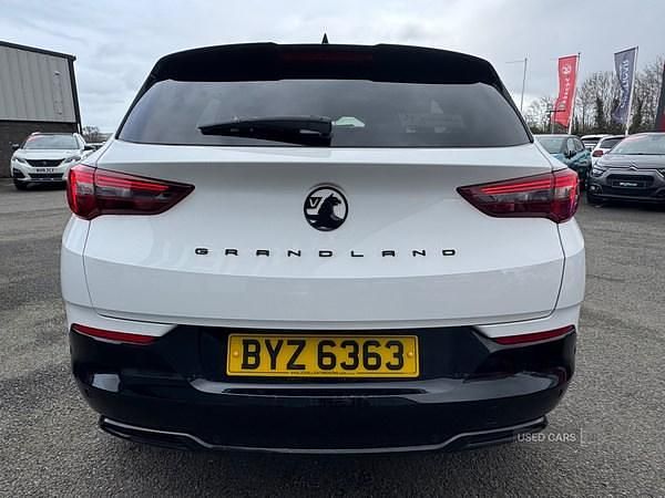 Used Vauxhall Grandland X SRi 130 HP (95 kW) 2022 White SUV