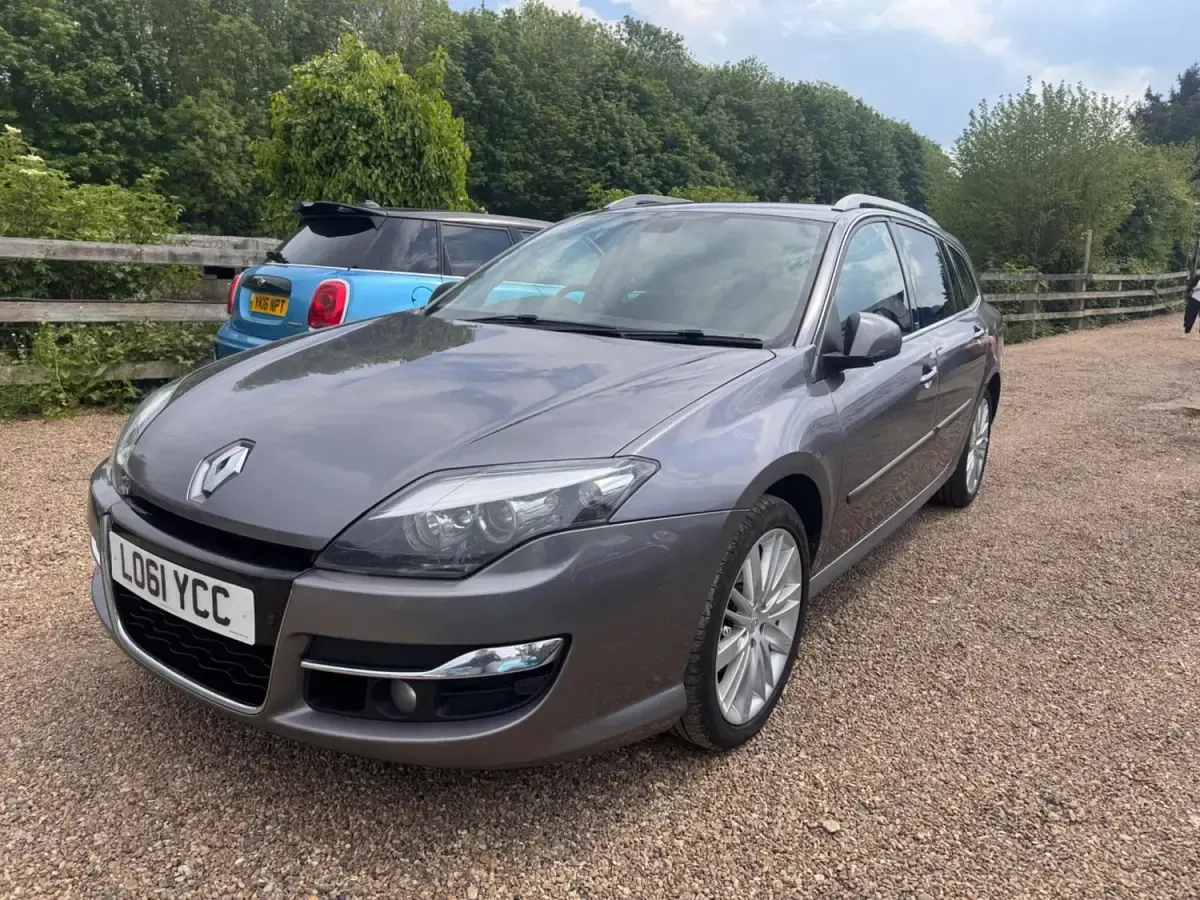 Usado Renault Laguna III Dynamique 150 HP (110 kW) 2012 Cinzento Carrinha