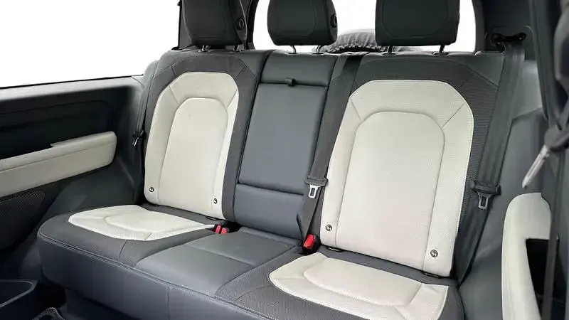 Käytetty Land Rover Defender HSE Dynamic 2023 Musta Katumaasturi