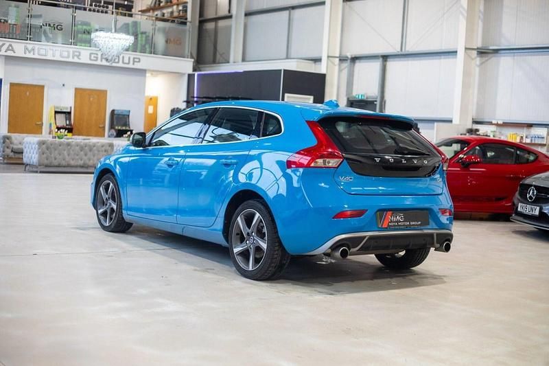 Used Volvo V40 R-Design 190 HP (139 kW) 2015 Blue Hatchback