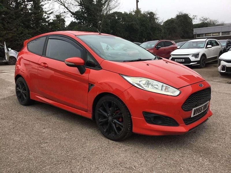 Used Ford Fiesta Zetec 125 HP (91 kW) 2015 Red Hatchback