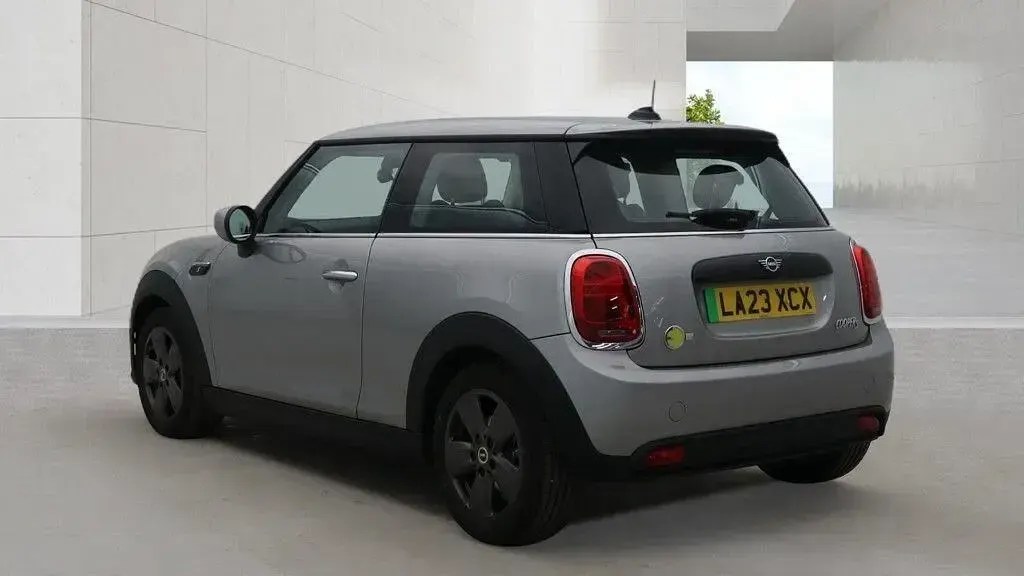 Begagnad Mini Cooper S Hatch 135 kW (184 HK) 2023 Silver Halvkombi