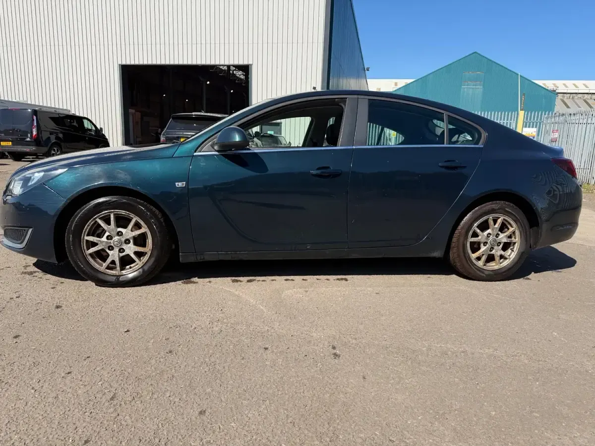Second-hand Vauxhall Insignia Design Edition 163 CP (119 kW) 2014 Verde Hatchback
