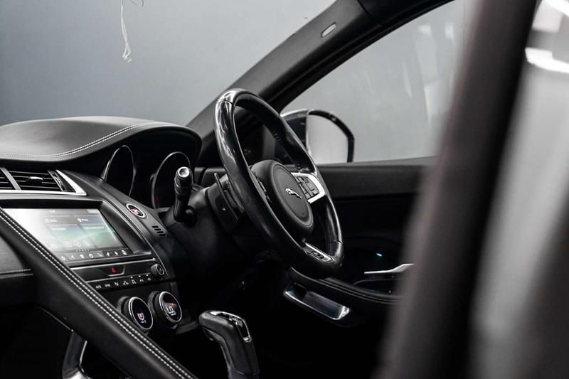 Begagnad Jaguar E-Pace R-Dynamic 180 HK (132 kW) 2018 Silver SUV