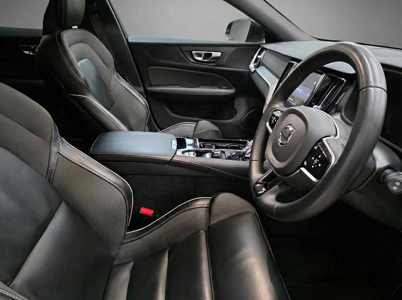 Used Volvo V60 Plus 350 HP (257 kW) 2022 Black Estate