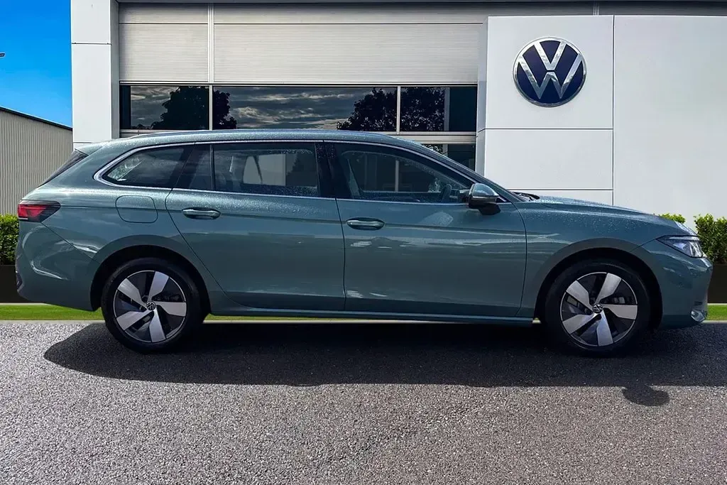 Usado VW Passat Life 204 CV (150 kW) 2025 Verde Familiar