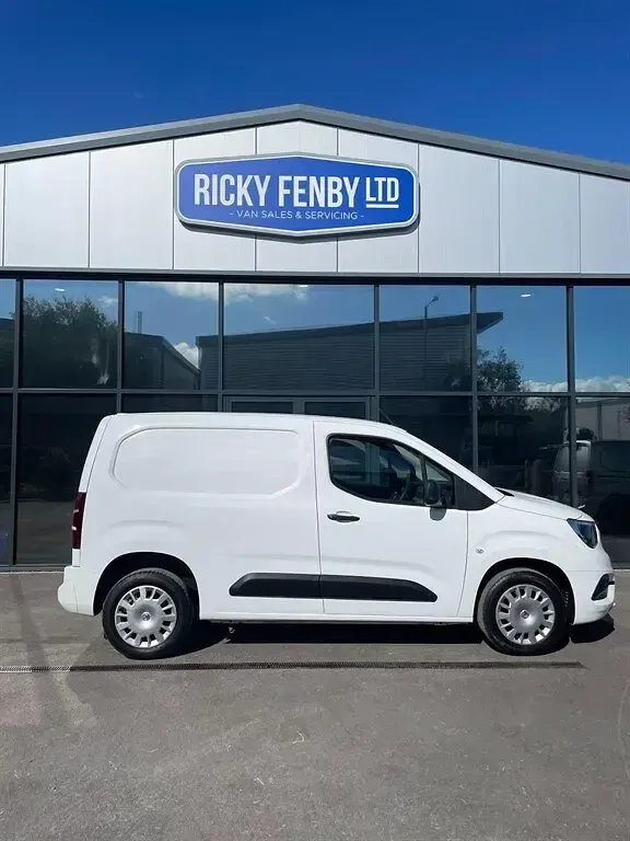 Used Vauxhall Combo Sportive 100 HP (73 kW) 2020 White MPV