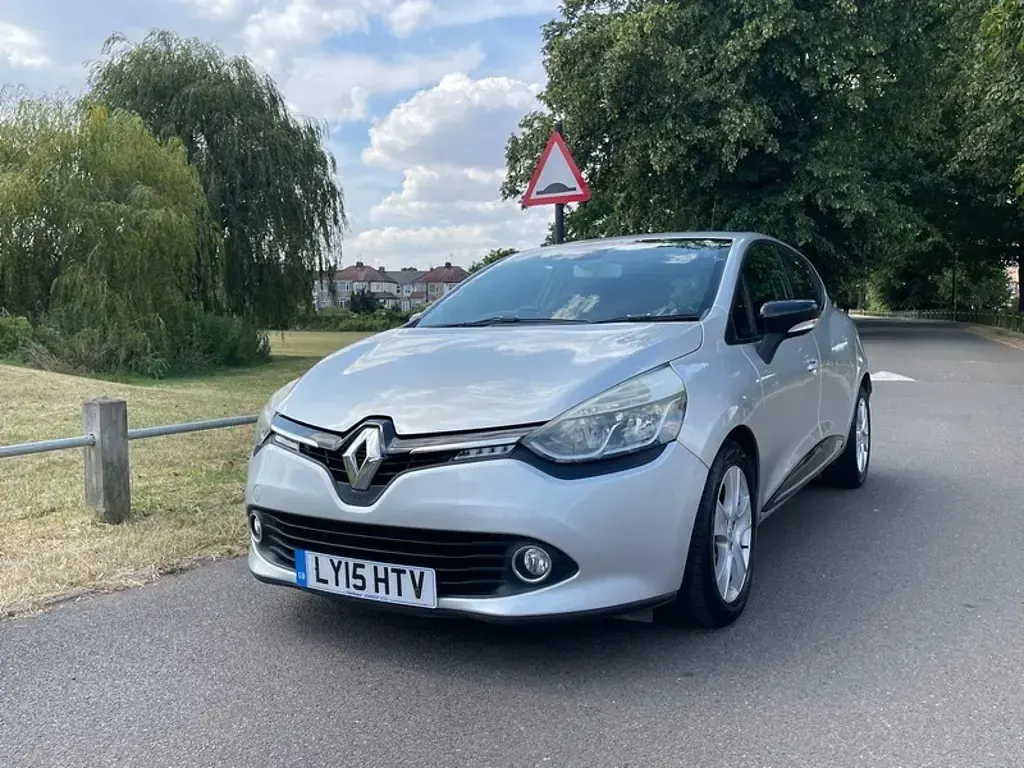 Used Renault Clio Dynamique 90 HP (66 kW) 2015 Silver Hatchback