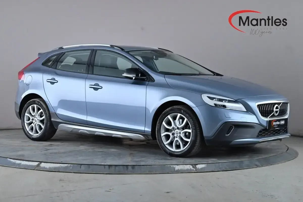 Begagnad Volvo V40 Pro 152 HK (111 kW) 2017 Blå Halvkombi