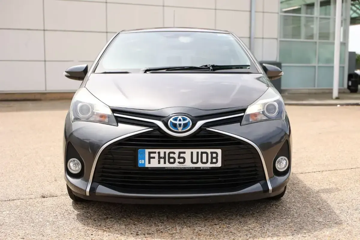 Used Toyota Yaris 101 HP (74 kW) 2016 Grey Hatchback