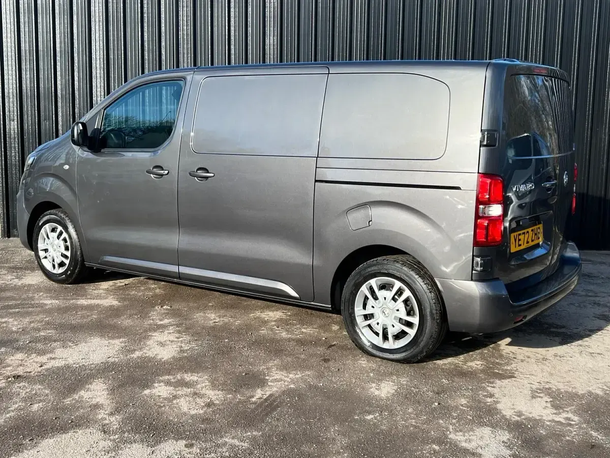 Usado Vauxhall Vivaro Sportive 120 HP (88 kW) 2022 Cinzento Monovolume